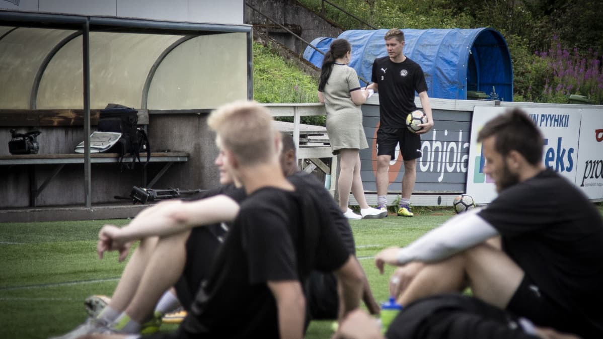Jaakko Rantanen antaa haastatelua, kun muut peleevat.