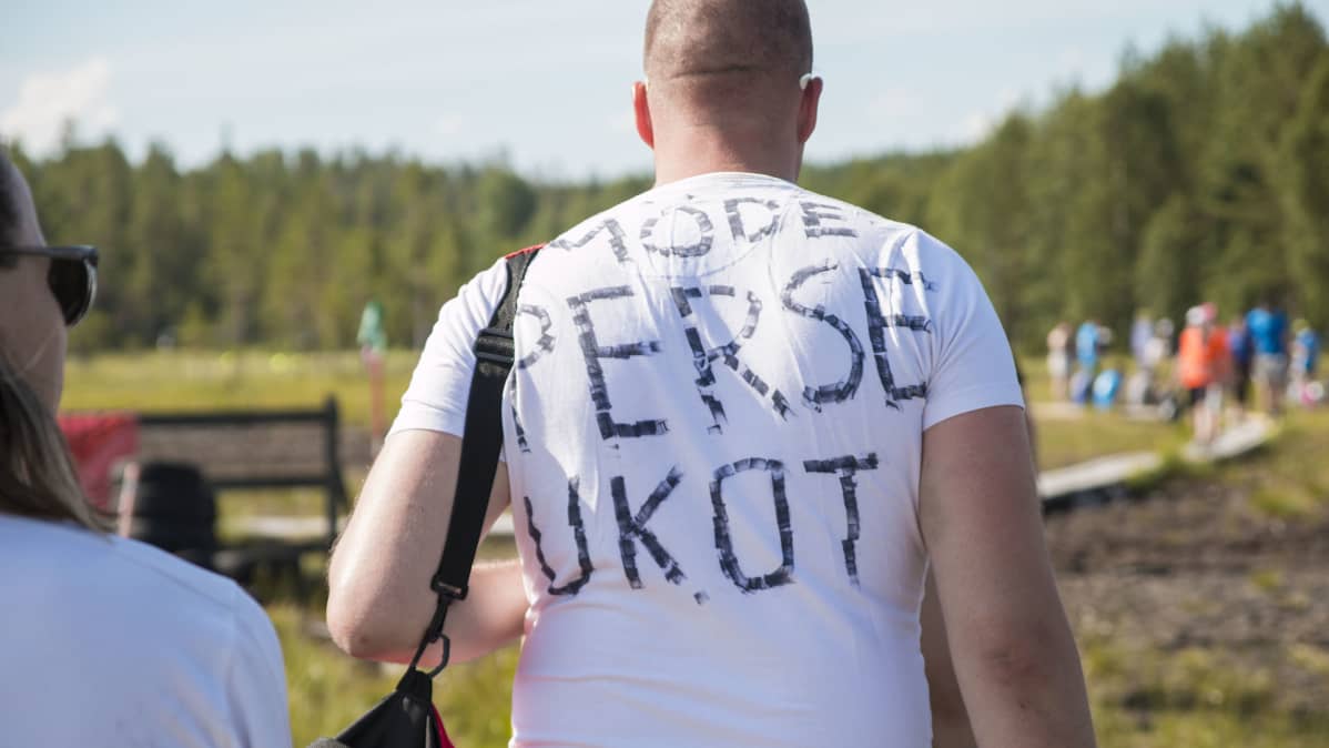 Suopotkupallon MM-kisat pelipaita selkä