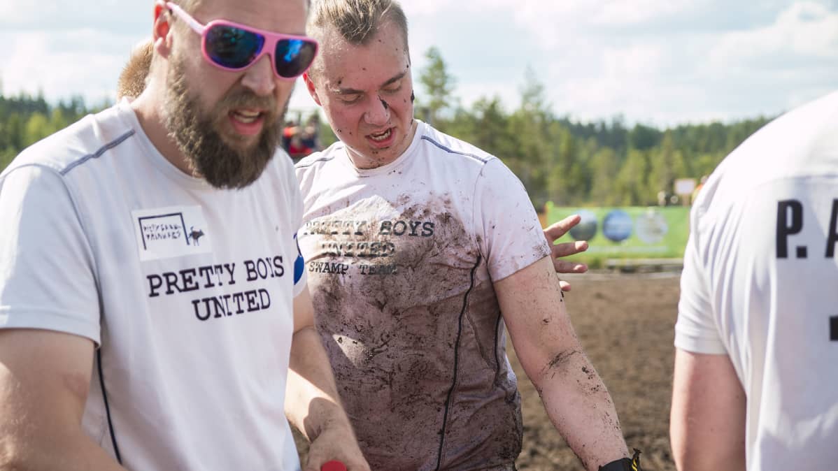 Suopotkupallo MM-kisat miehiä mudassa