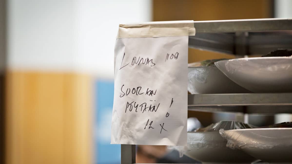 Lappu ruokakärryn reunassa.