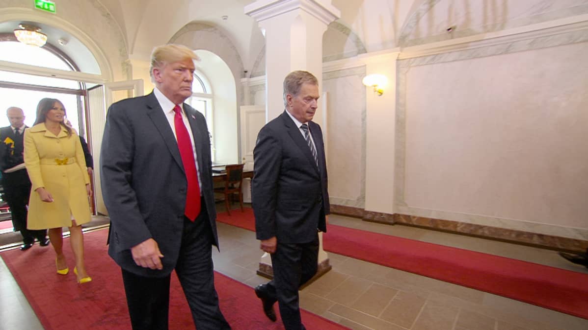 Donald Trump saapuu Sauli Niinistön seurassa presidentinlinnaan.