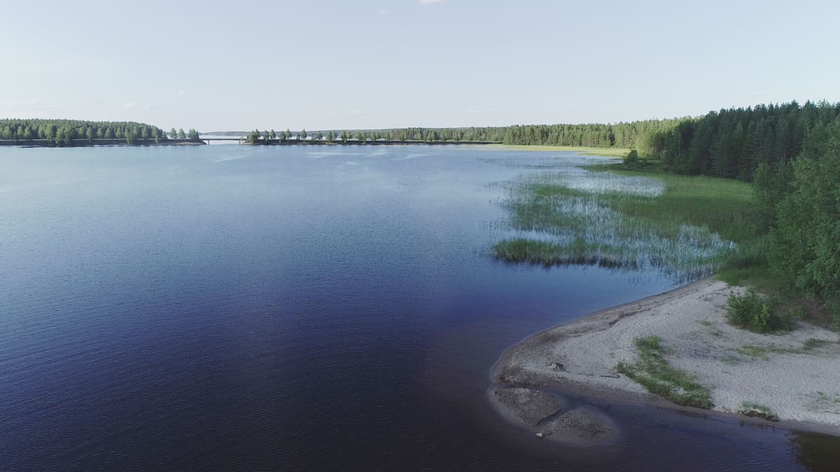 Suurussalmen silta jakaa Kivijärven kahteen osaan.