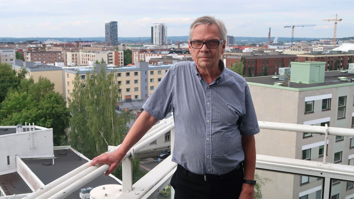 Heikki Keski-Pukkila asuntonsa parvekkeella