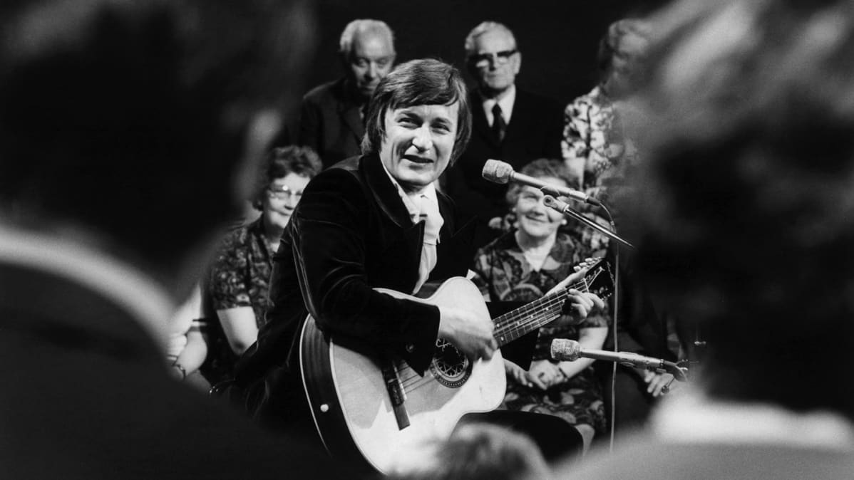 Tapani Perttu esiintymässä vuonna 1975.