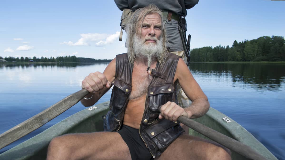 Parrakas mies soutaa keskisuomalaisella järvellä