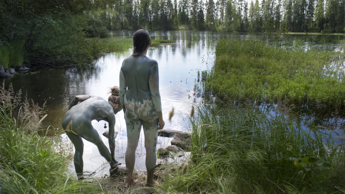 Naiset savikylvyssä keskisuomalaisen järven rannalla