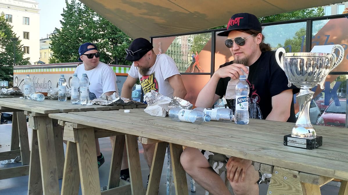 Kolme hotseja kilpaa syönyttä miestä kisaurakan jälkeen