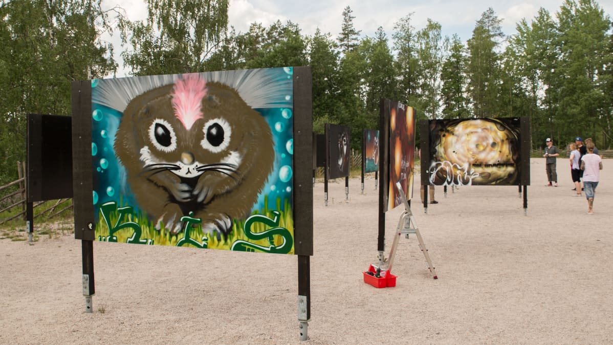 Graffiteja nuuksiossa.