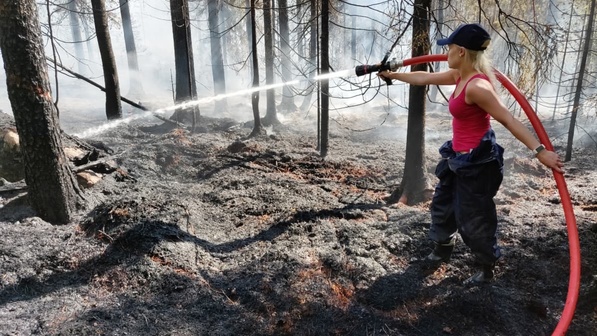 Maastopaloa sammutetaan Rovaniemen Santavaarassa heinäkuun 20. päivä 2018