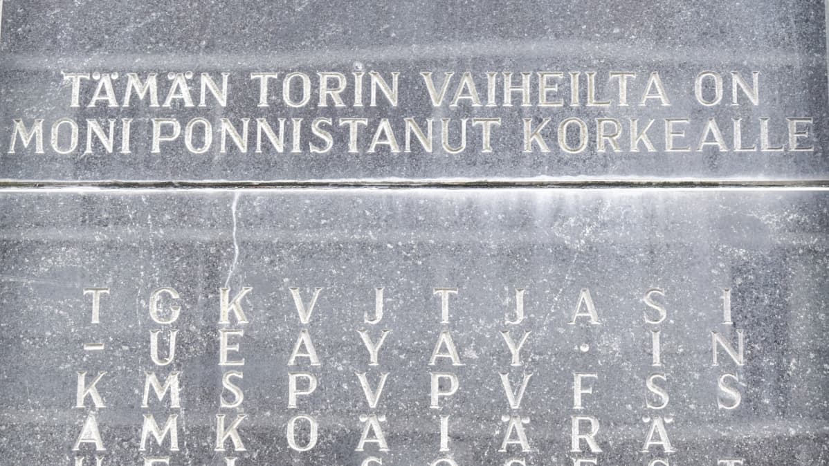 Teksti Otto Toivaisen patsaan sivulla: Tämän torin vaiheilta on moni ponnistanut korkealle.