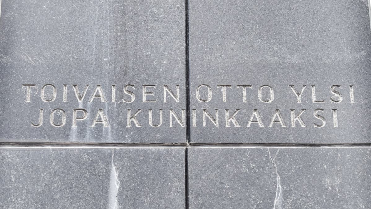 Teksti patsaan kyljessä: Toivaisen Otto ylsi jopa kuninkaaksi.