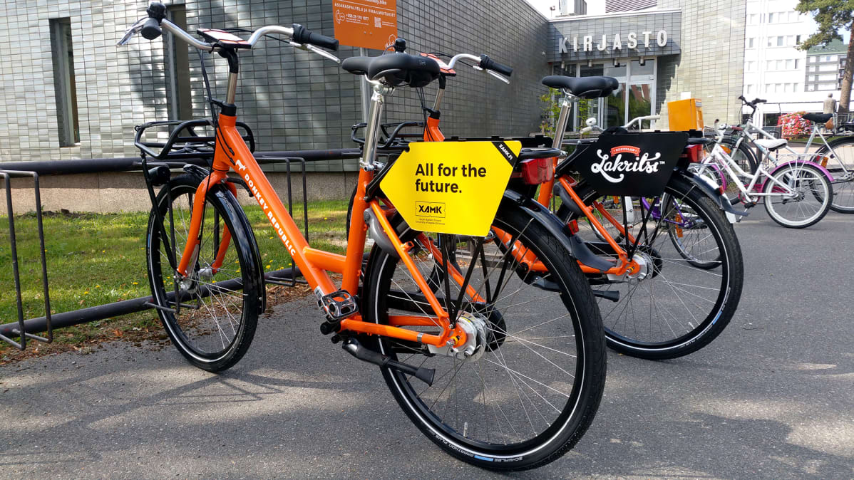 Kaupunkipyörä Kouvolan kirjaston parkissa