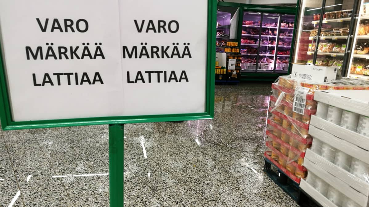 Kyltti varoittaa märästä lattiasta Rovaniemen Prismassa