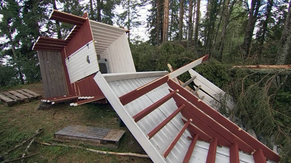 Ukkosen tuhoama ulkovessa Rovaniemen Rautiosaaressa.