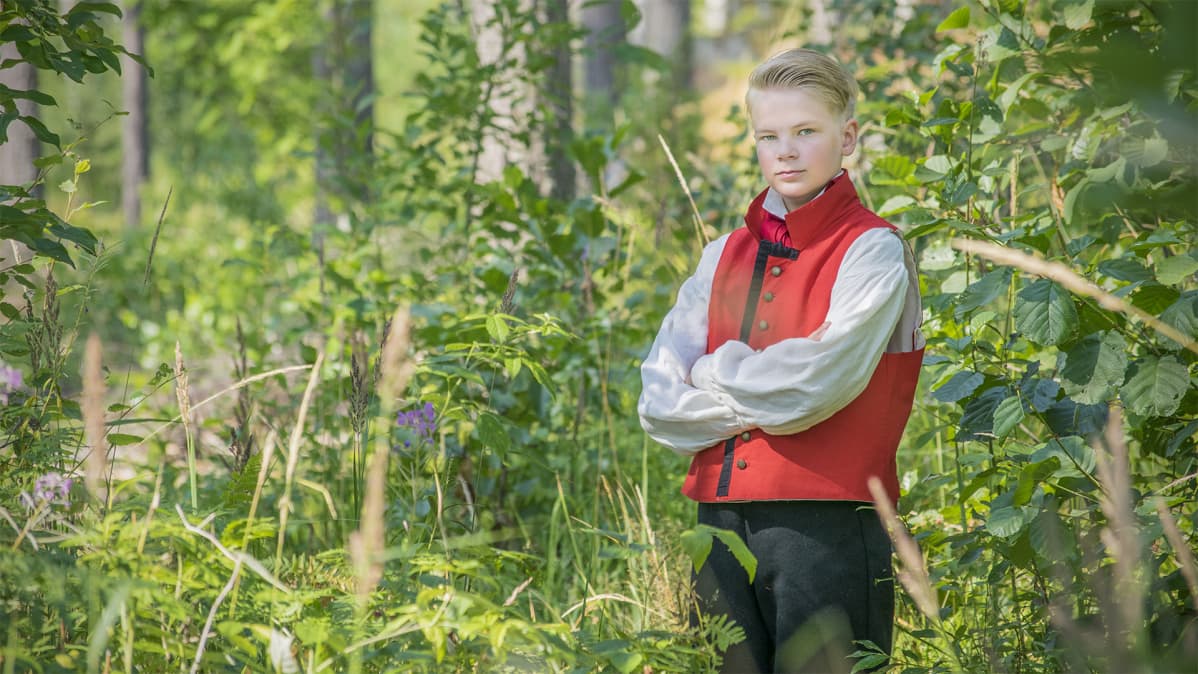 Rikalainen Sääskmäen puvussa.