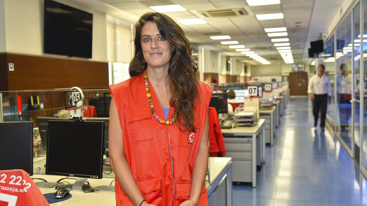 Espanjan Punaisen ristin humanitäärisestä avusta vastaava Lola Sánchez järjestön päämajan operatiivisessa keskuksessa Madridissa.