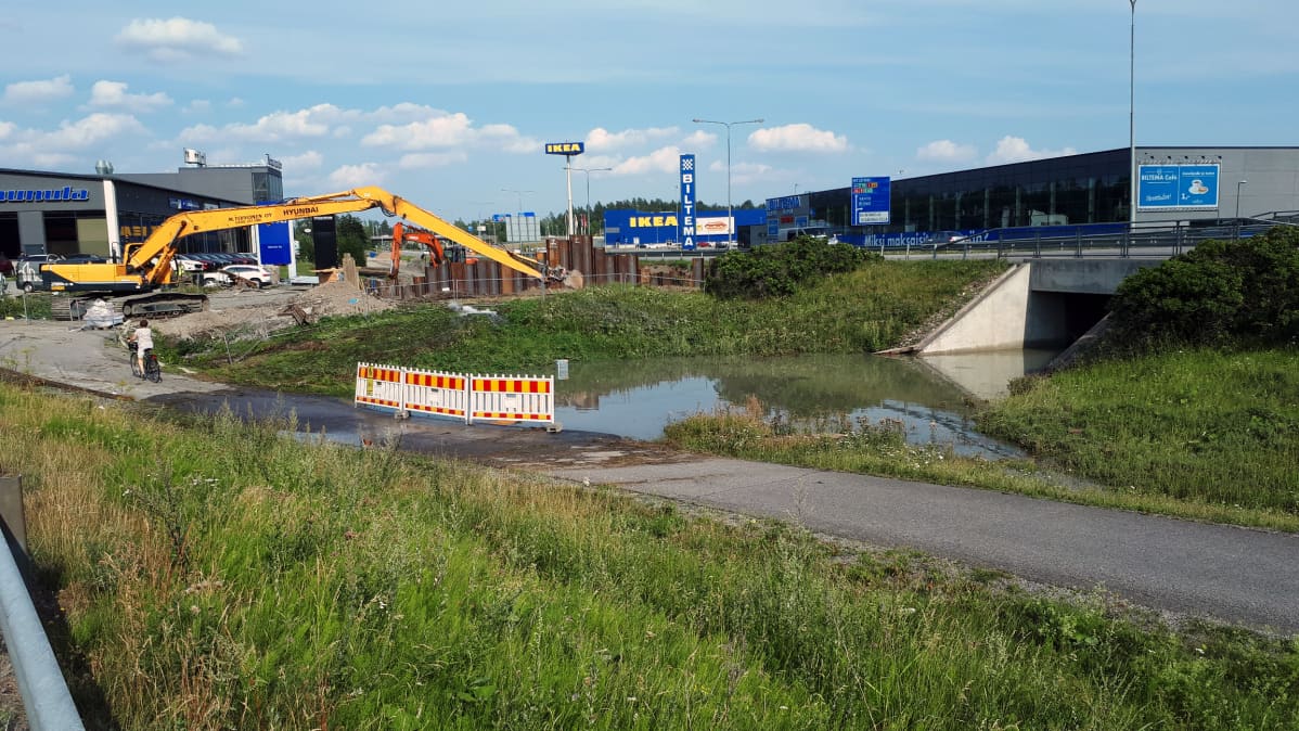 Putkirikko on tapahtunut Turun kehätien varrella Raisiossa. Vettä on valunut maahan paljon.