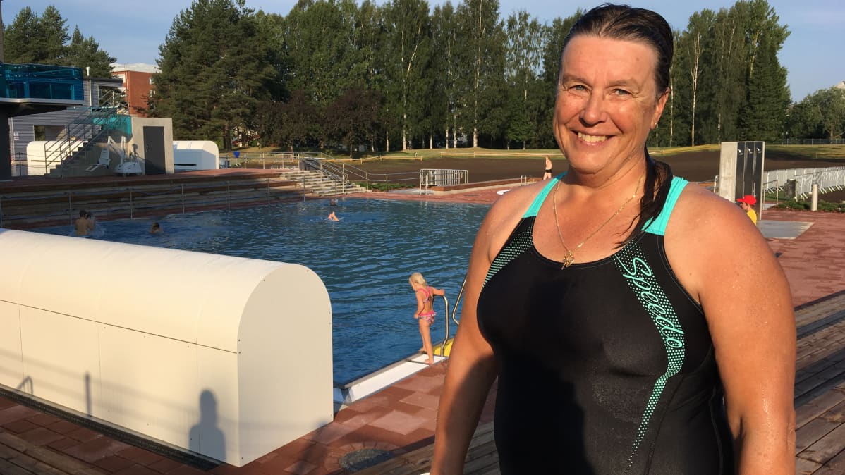 Annu Hammar, lääketieteellisten aineiden yliopettaja, Tamk ui maauimalassa.