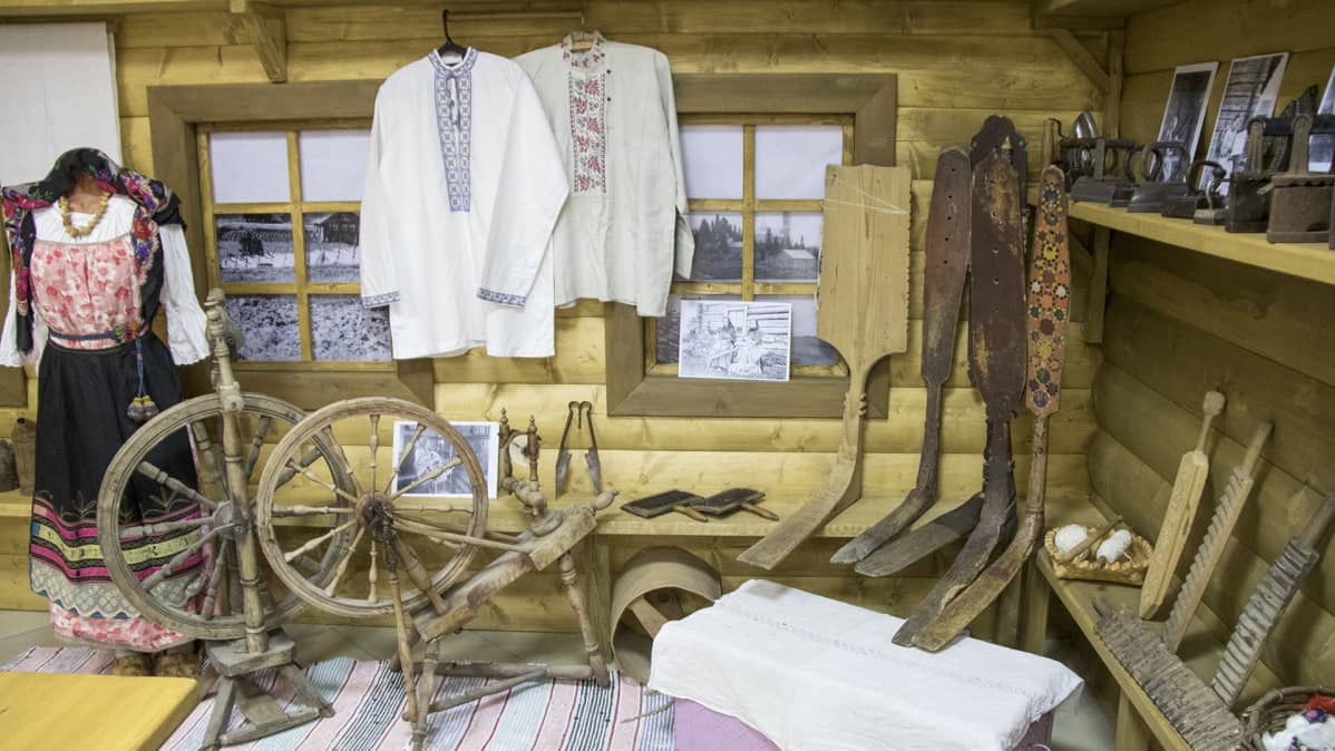 Vanhoja esineitä Suojärven museossa