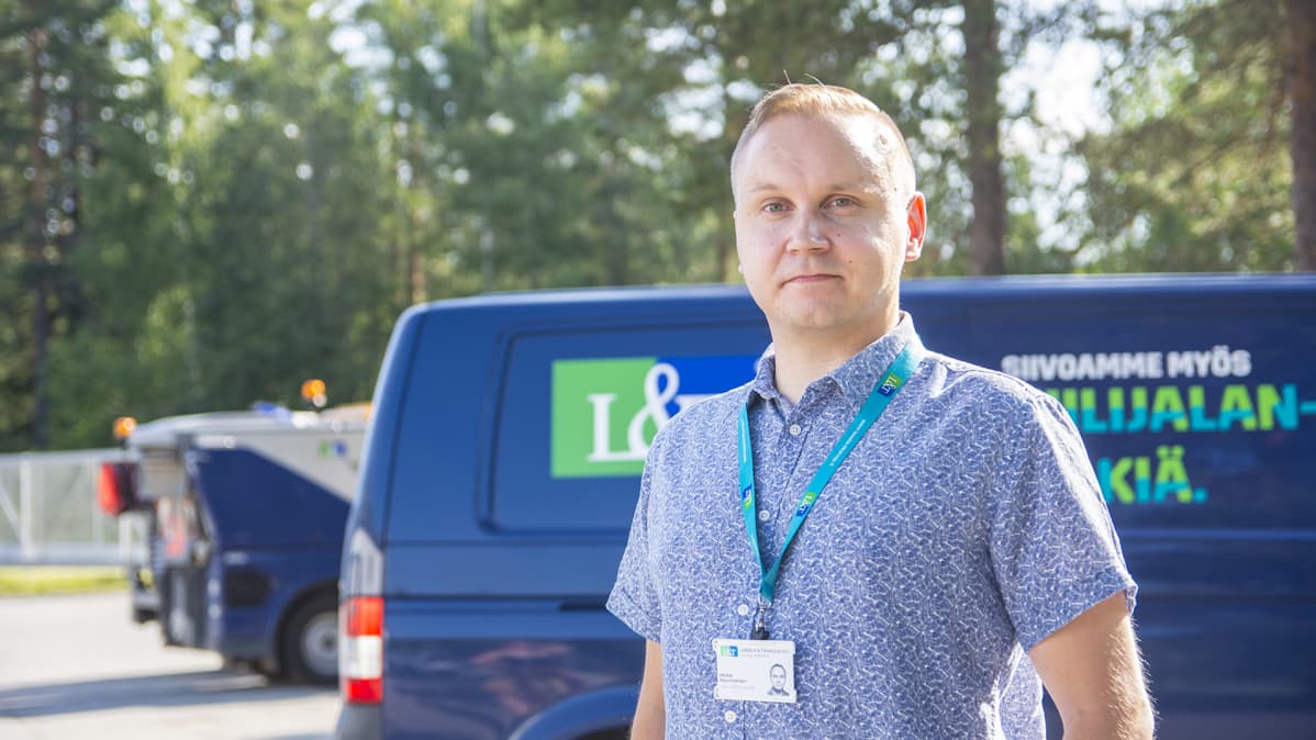 Lassilan ja Tikanojan kajaanin pisteen päällikkö Heikki Huurinainen katsoo kameraa takanaan yhtiön pakettiauto.