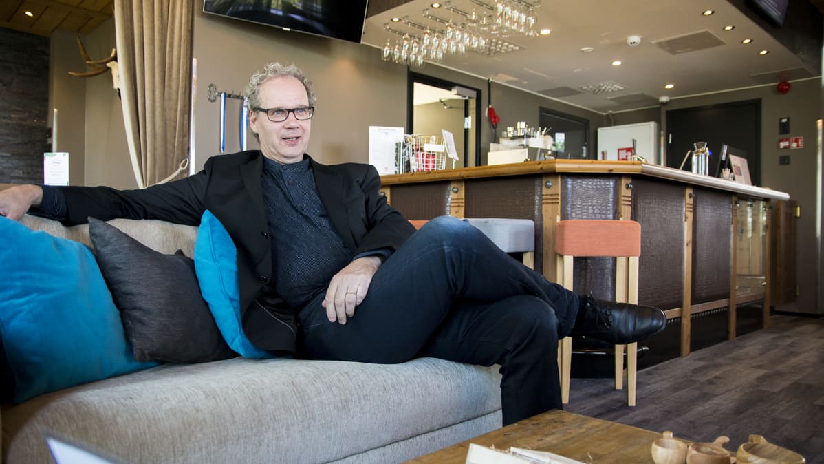 Markku Laanti uuden hotellin aulassa