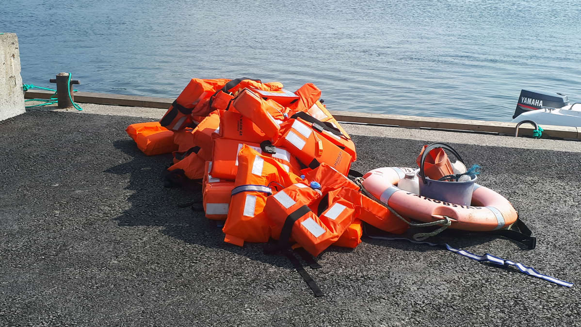 Vesibussista pelastettujen matkustajien pelastusliivit Pietarsaaren satamassa.