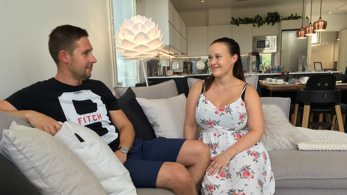 Anniina Nurminen ja Johan Saarni messutalonsa olohuoneessa.