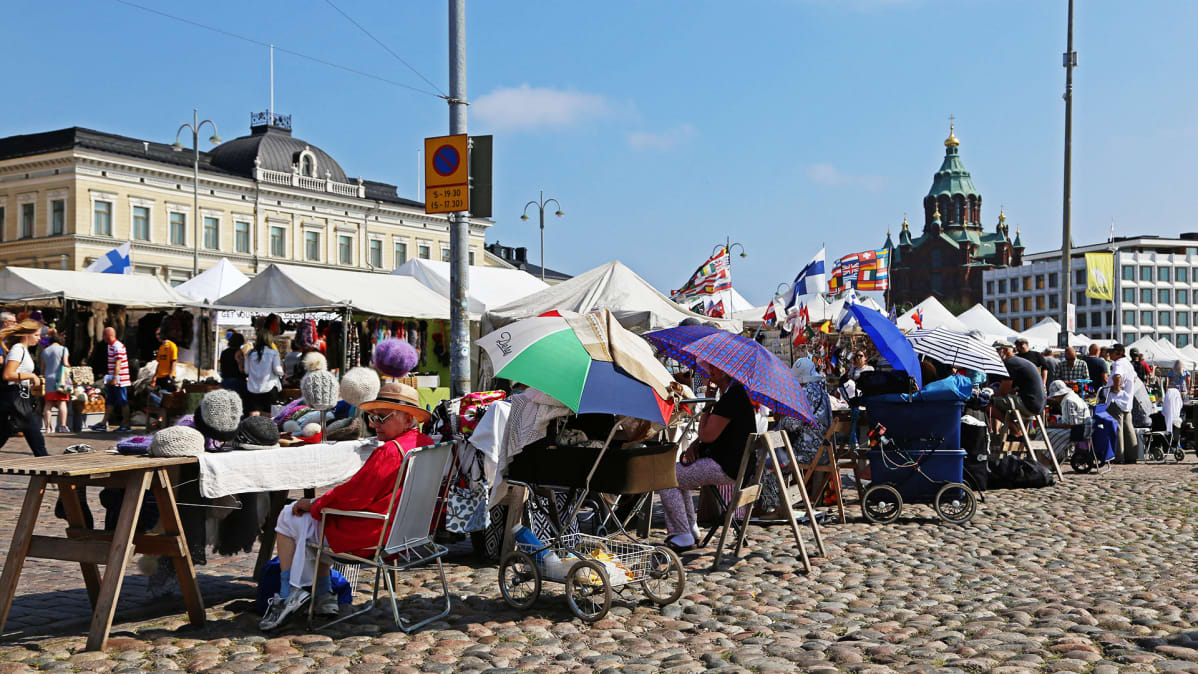 Kauppatorin kojuja.