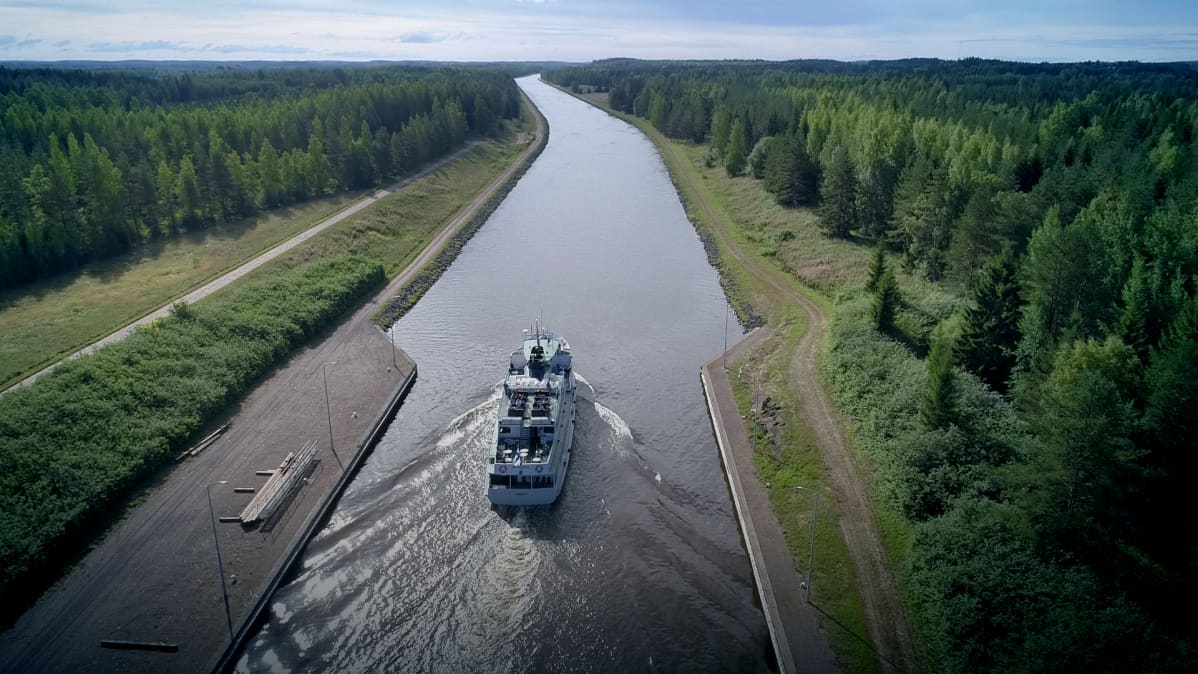Matkustajalaiva Saimaan kanavalla.