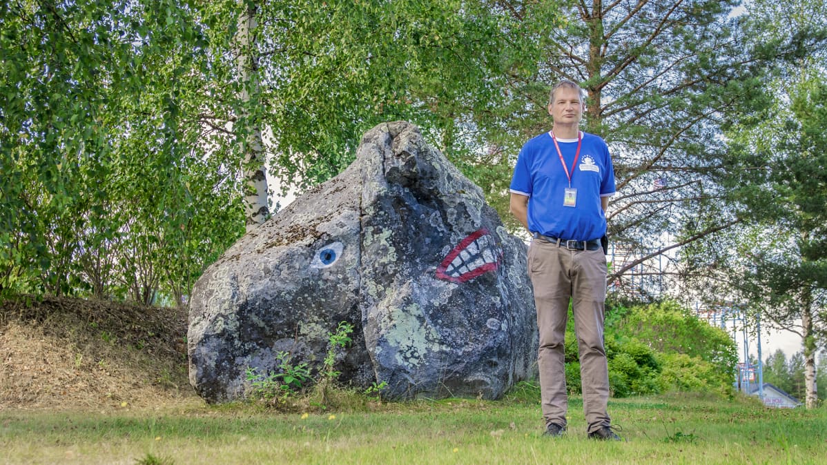 Mies seisoo kiven edessä