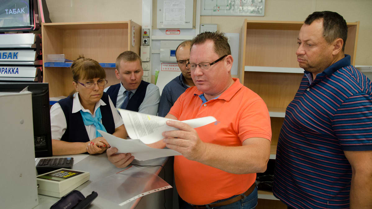 Myyjille koulutetaan luottokortin lukulaitteen käyttöä.