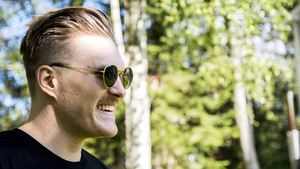 Lähikuva kolmekymppisestä Joonas Sirviöstä.