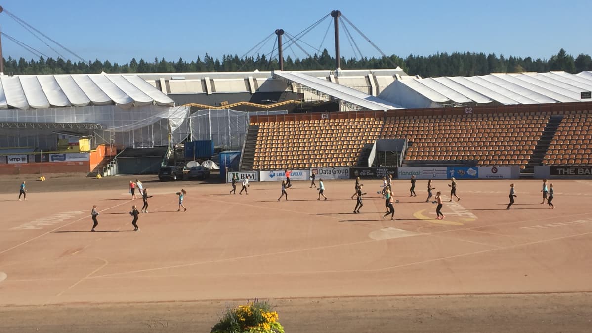 Kouvolan pesisstadionin reunalla korjataan jäähallia