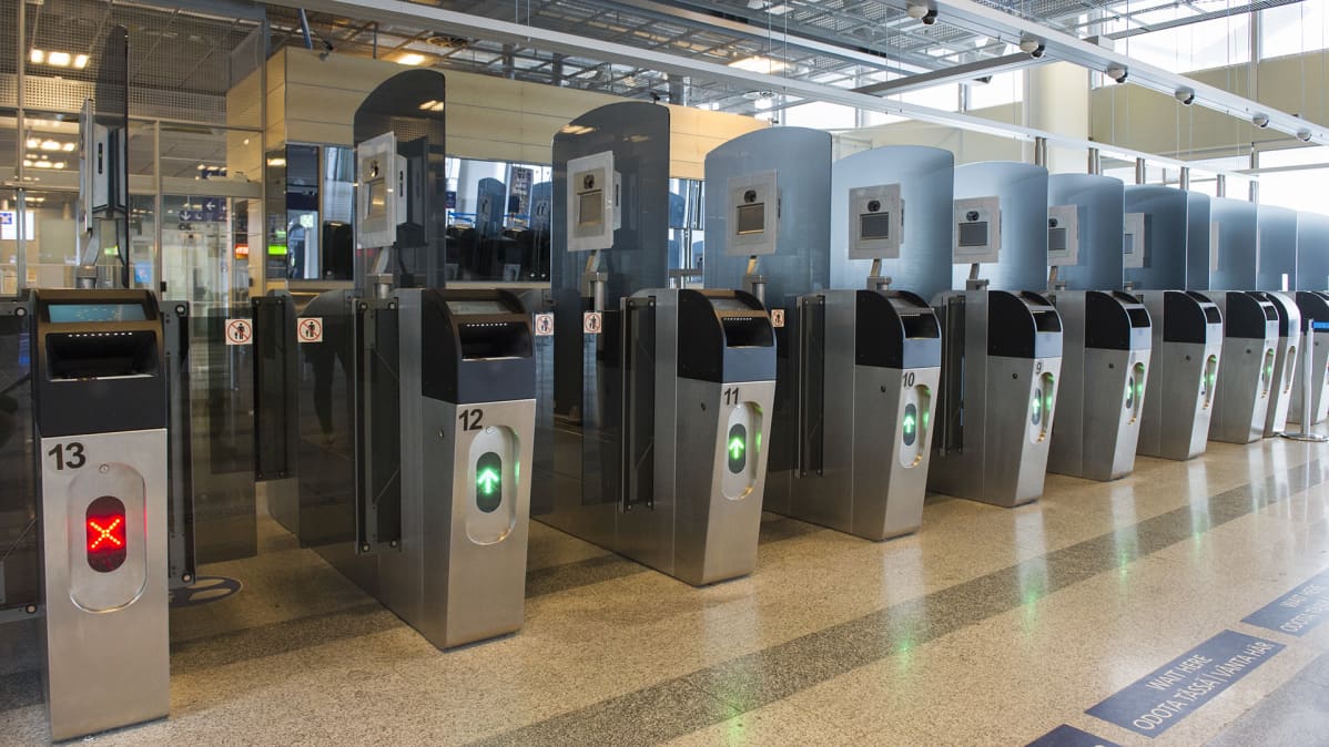 Helsinki-Vantaan lentokentän passintarkastusautomaatteja.
