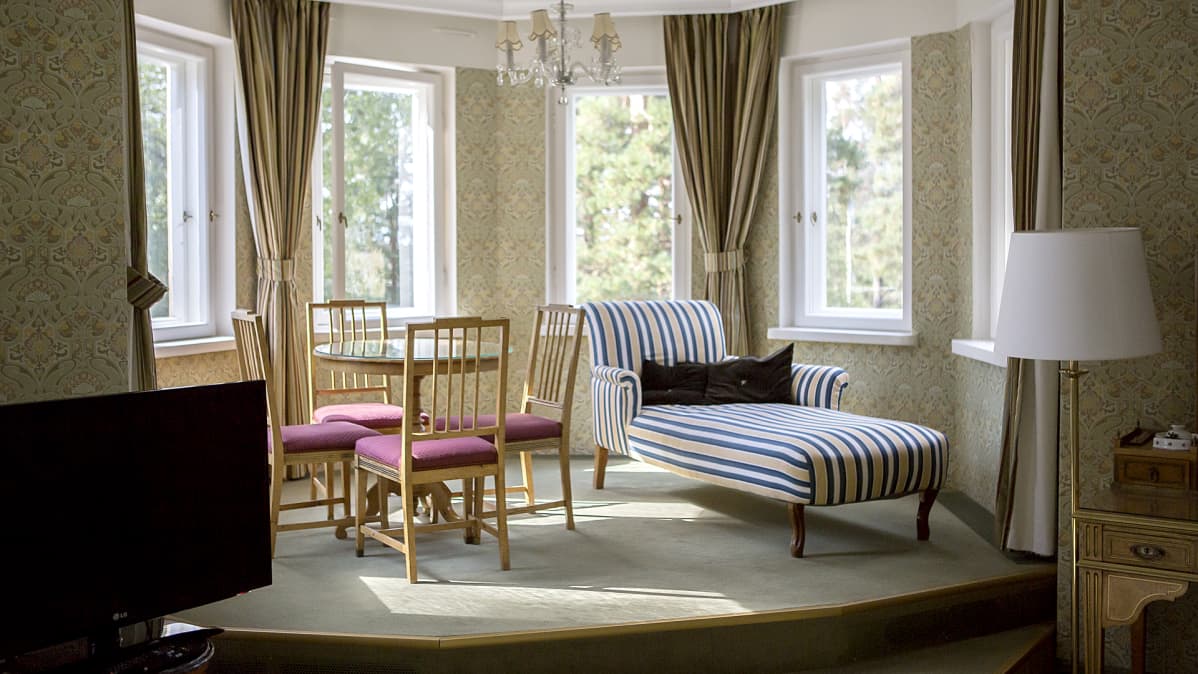 Rantalinnan hotellihuoneen yksityiskohtia.