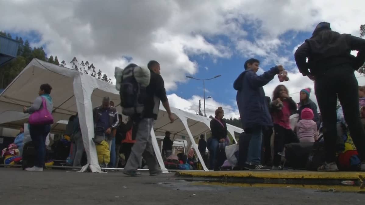 Venezuelasta lähteneitä ihmisiä yöpyi Kolumbian ja Ecuadorin rajalla Tulcanissa.