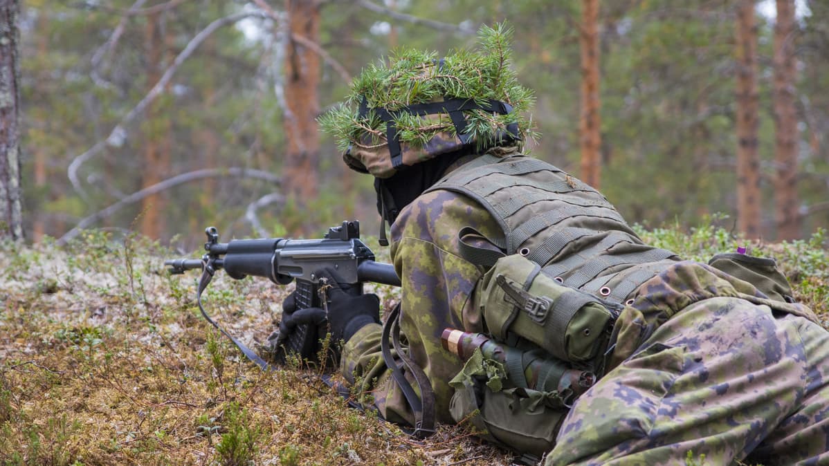 Puolustusvoimat valmiusjoukot armeija varusmies tähtääminen ase