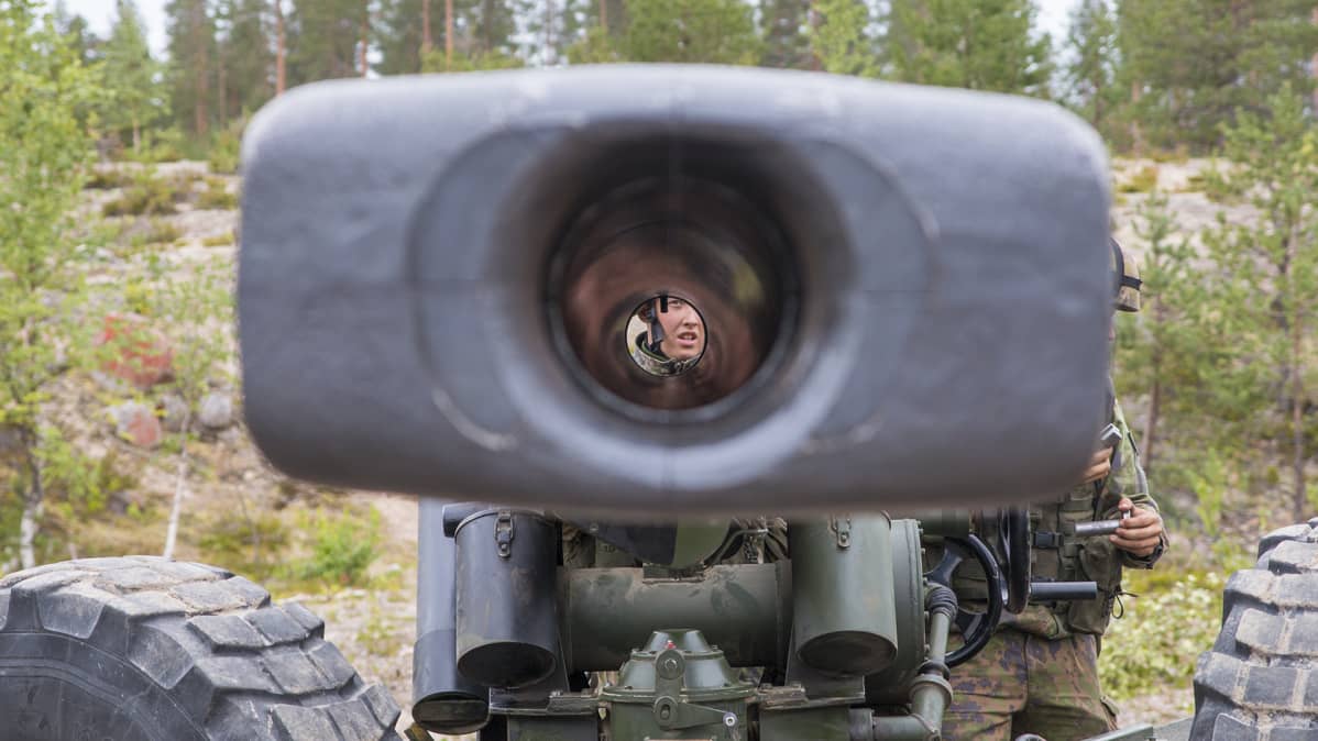 Puolustusvoimat valmiusjoukot armeija varusmies tykki tähtäin