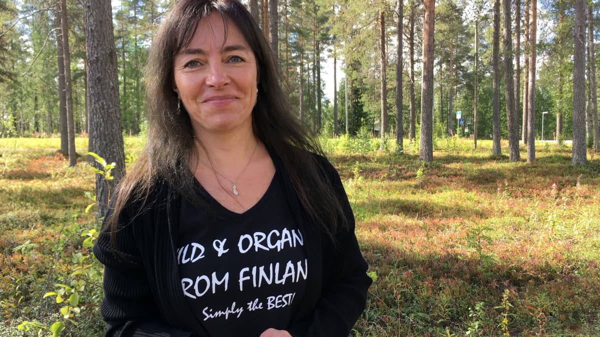 Birgitta Partanen hymyilee metsässä