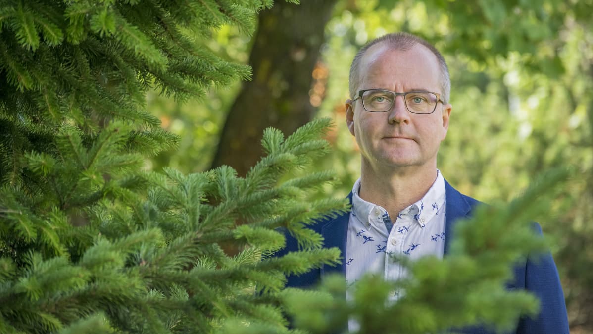 Kuhmoisten kehittämisasiamis kunnantalon pihalla