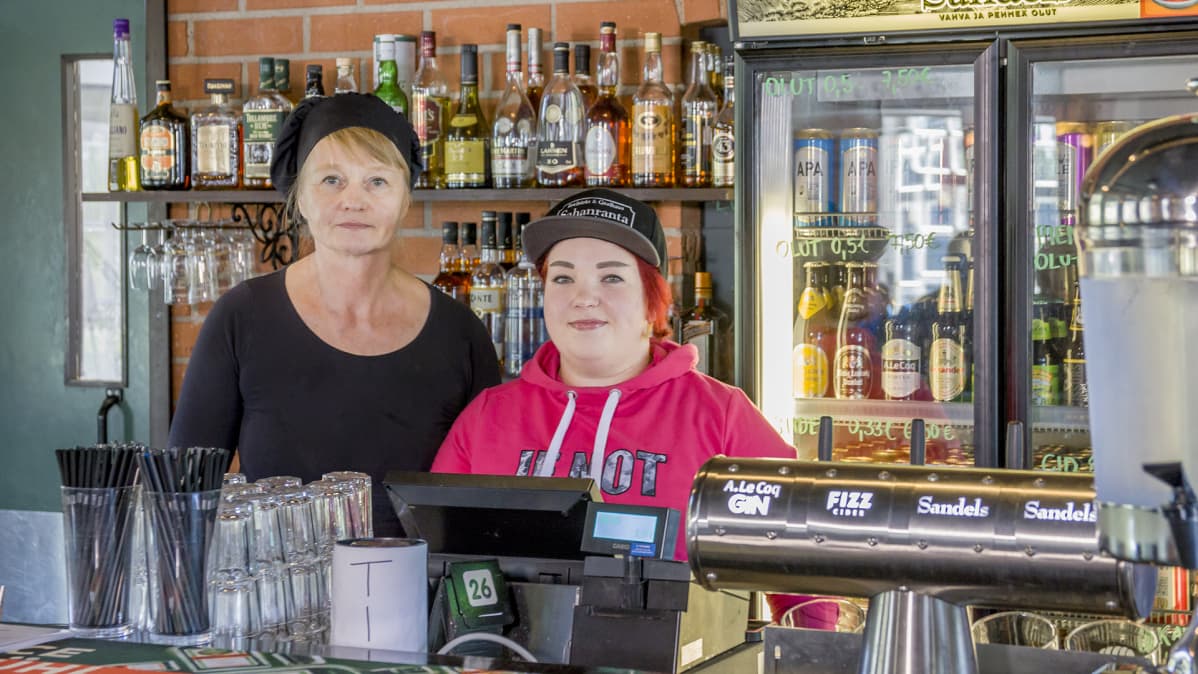 Kokki ja ravintolapäällikkö baaritiskillä