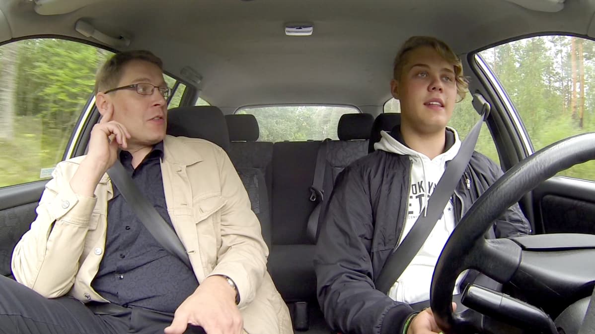 Matti Päivinen ja poikansa Sakari autossa.