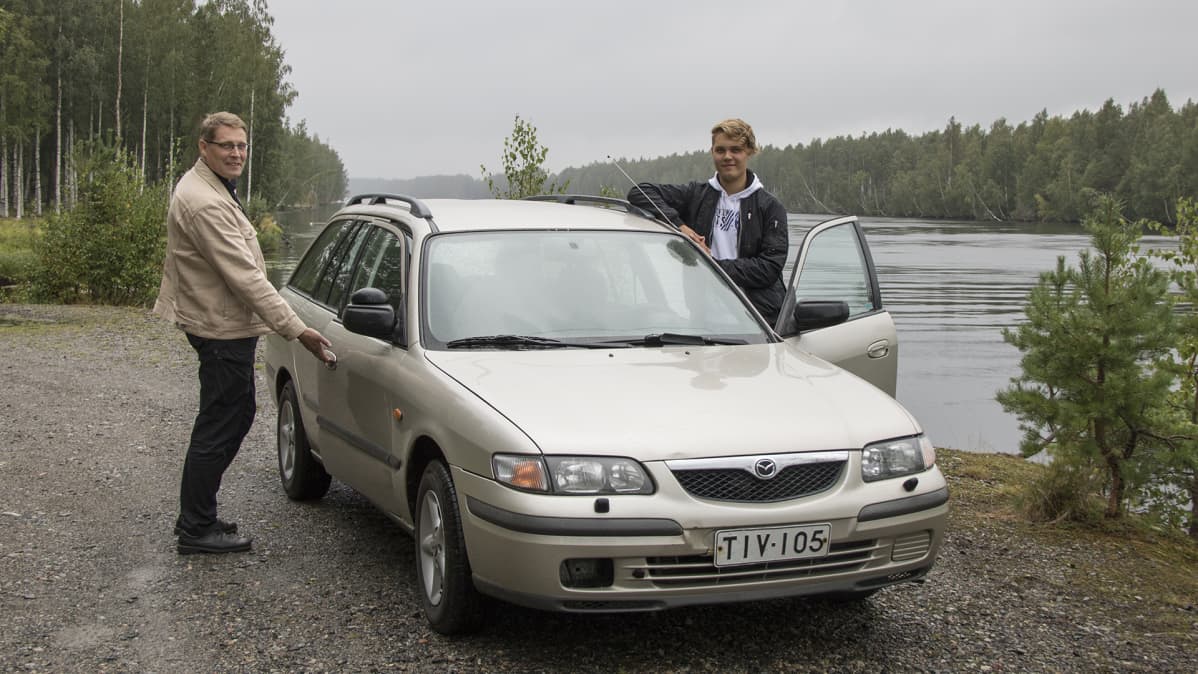 Matti ja Sakari Päivinen auton äärellä.