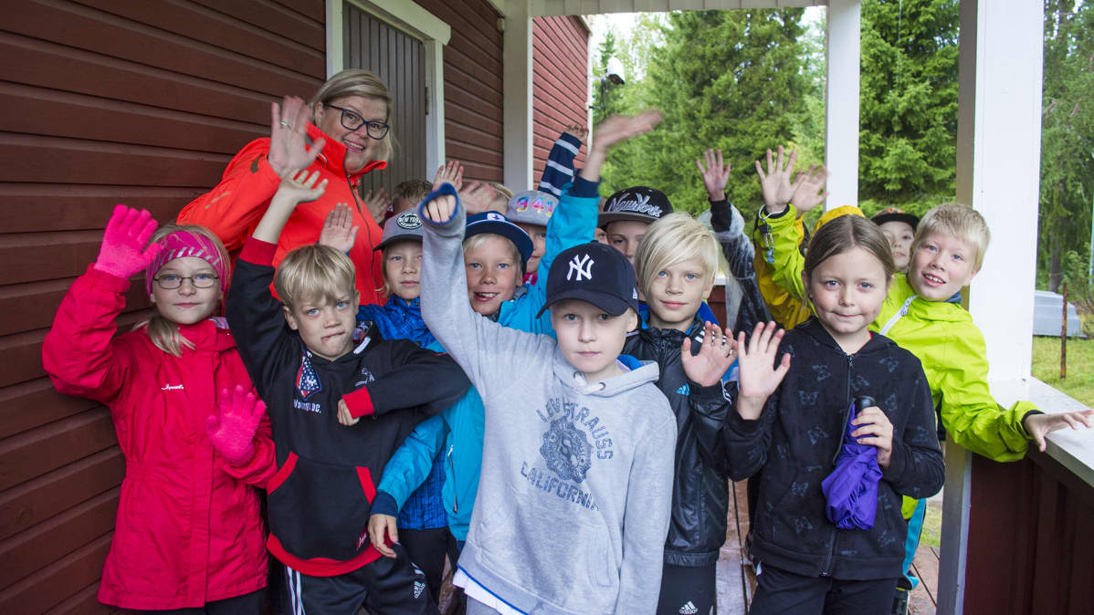 Nakertajan koulun 3A-luokan oppilaat ja opettaja Leena Keränen.
