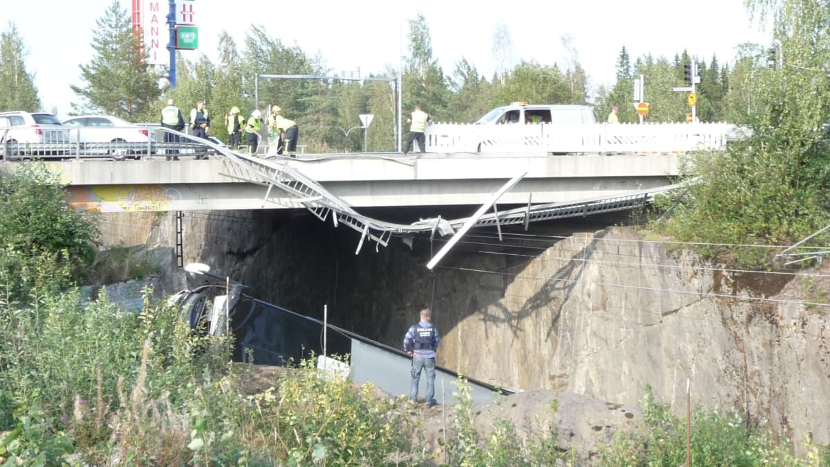 Linja-auto syöksyi kaiteen läpi junaradalle.