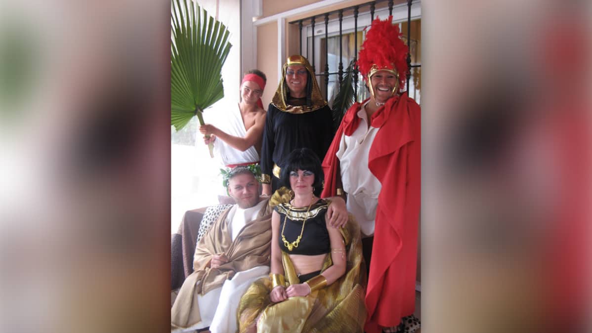 Juha Willman ja tuttuja egyptiläis- ja kreikkalaisasuissa.