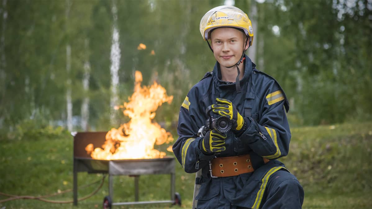 Jyväskylän VPK:n nuorten toiminnassa ohjelmassa sammutusharjoitus.