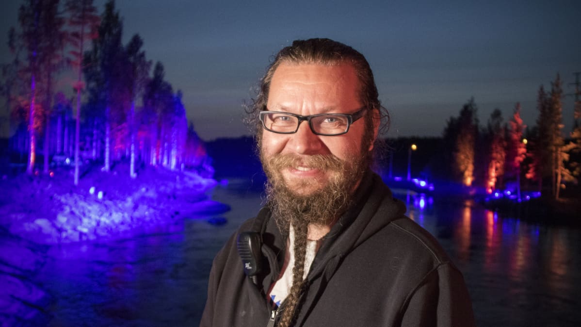 Kari Kola Kuurnan voimalaitoksen valaistulla alajuoksulla.