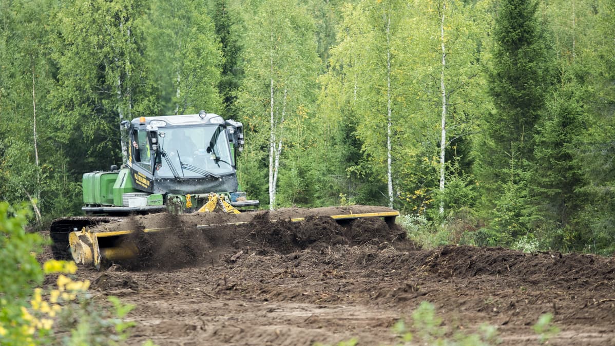 Työkone kone raivaa peltoa