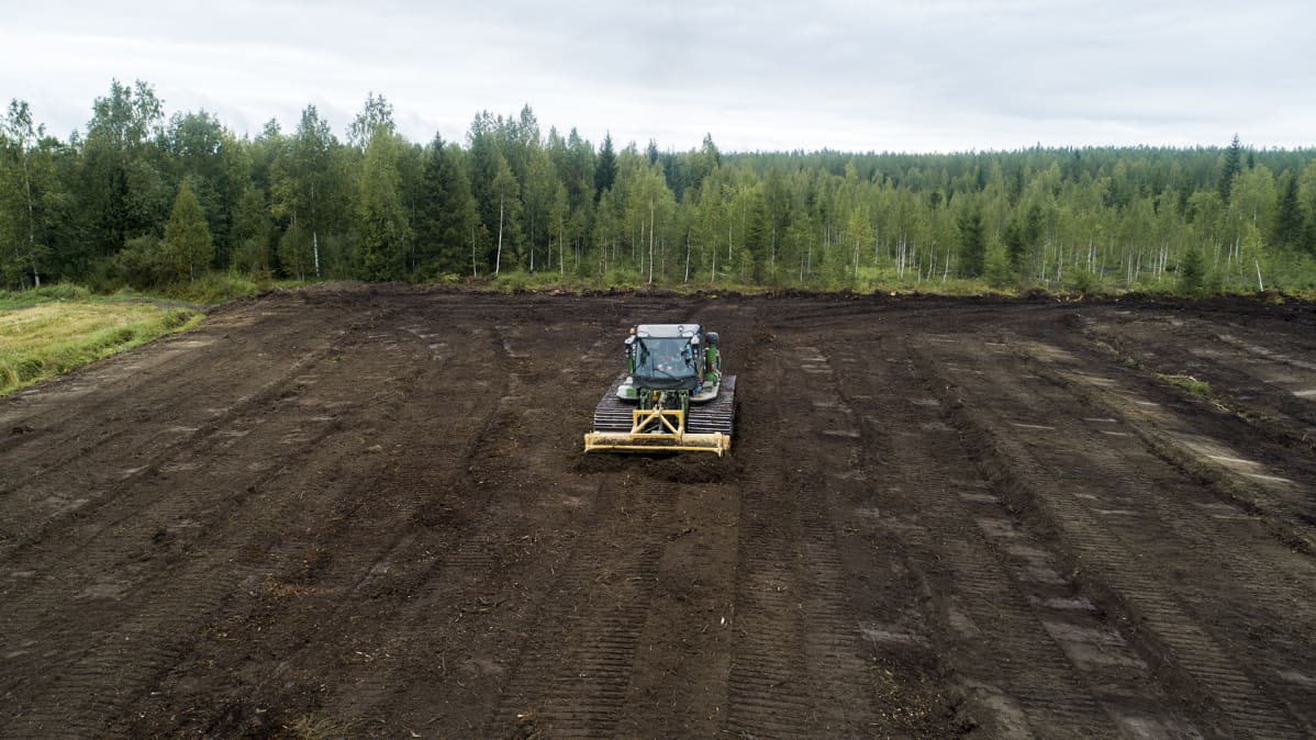 Ilmakuva työkone raivaa peltoa